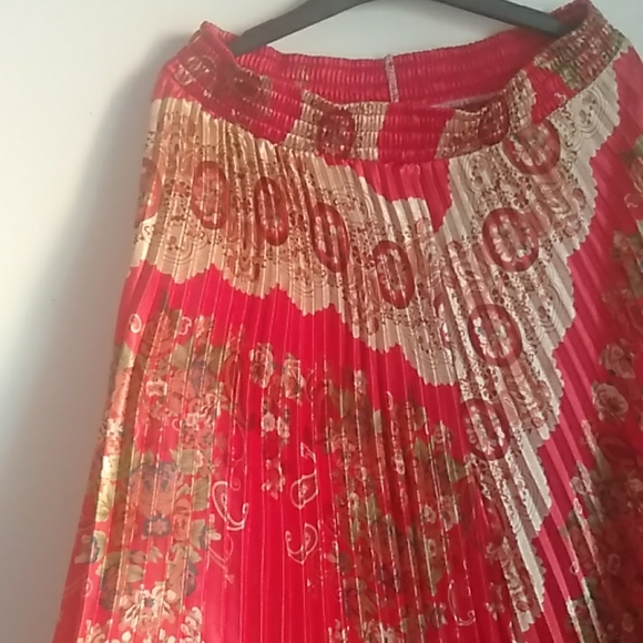 Red pleated long elastic waist skirt - Picture 4 of 8